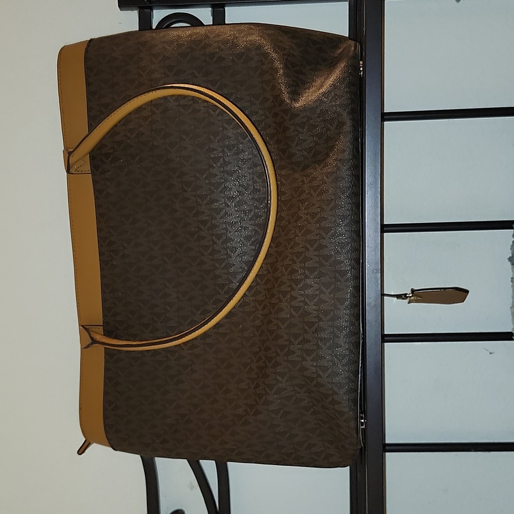 LG MICHAEL KORS PURSE WITH LOTS OF POCKETS! - Picture 3 of 6